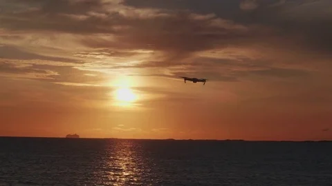 Drone hovering infront of sunset 動画素材 79326408