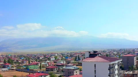 Drone hovers above Dogubayazit rooftops with Mount Ararat and high plains Vídeo Stock 344835645