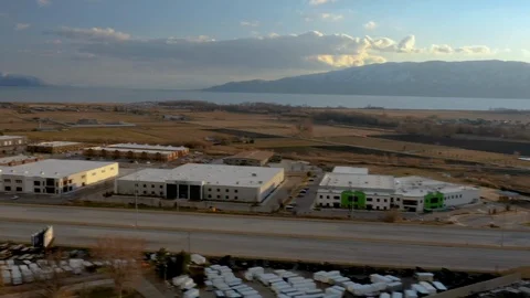 Drone Hyper lapse Freeway by farms and lake 스톡 동영상 105014674