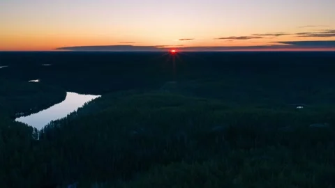 Drone hyperlapse of a glowing sunrise busrt over Repovesi National Park, Finland Vídeos de archivo 336982146