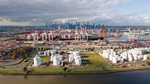 Drone Hyperlapse pull-back over Swanson Dock container port and Melbourne Vídeos de archivo 311618312
