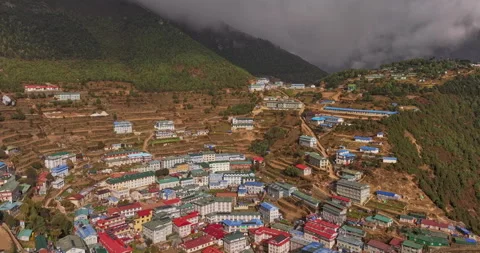 Drone hyperlapse pull out shot of Namche Bazaar Nepal with clouds moving over Vídeos de archivo 337395238
