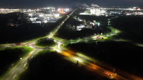 Drone Hyperlapse of Teesside Wilton roundabout, traffic light trails, Sembcorp 스톡 동영상 325170244