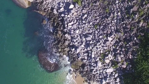 Drone image of a beautiful rocks in a beach paradisiac place in Rio de Vídeo Stock 111816967