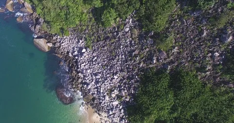 Drone image of a beautiful rocks in a beach paradisiac place in Rio de Vídeo Stock 111816983
