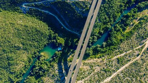 Drone image of a highway bridge spanning a river gorge, emphasizing large-s.. 库存照片