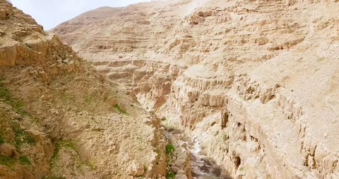 Drone inside the valley next to the road between Jericho and Jerusalem. Video stock 125114923