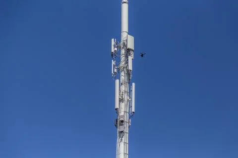 Drone inspecting upper right side of a cell tower Foto stock