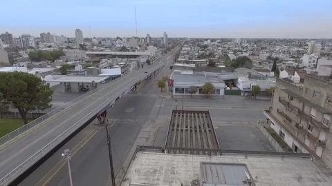Drone on intersection of avenues and bridge in quarantine zoom in Stockbeeldmateriaal 129907811