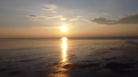"Drone Landing on Pier at Sunset with Reflection on Low Tide Mudflats, Norfolk" Видео 345969108