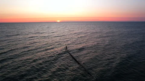 Drone lifting up over ocean waves and sunrise horizon. Vídeos de archivo 338139773