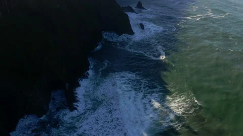 Drone looking down into the Oregon coastline ocean in a sunny day Stock Footage 145821072