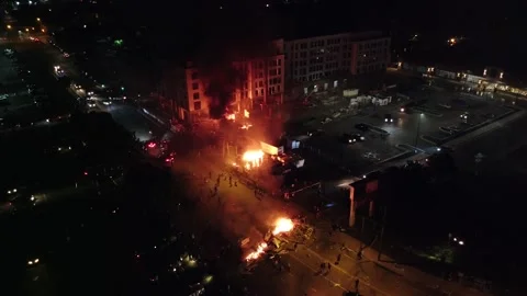 Drone looking shot of CCTV camera surveillance filming the 2020 American riots Vidéo 134505827