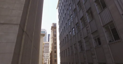 Drone low angle shot, Flying down in a narrow alley close to the buildings Vidéo 67652746