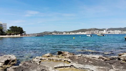 Drone low flight sweep across rocks and ocean 動画素材 128996055