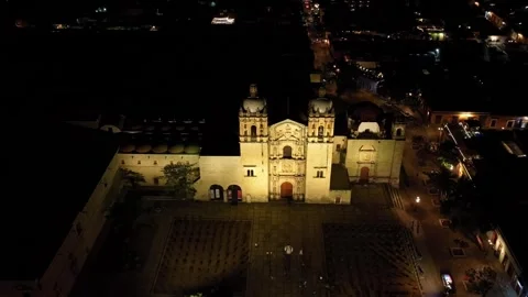 DRONE: LOW LEVEL HALF ORBIT OF SANTO DOMINGO CHAPEL AT DOWNTOWN OAXACA AT NIGHT Vidéo 313593825