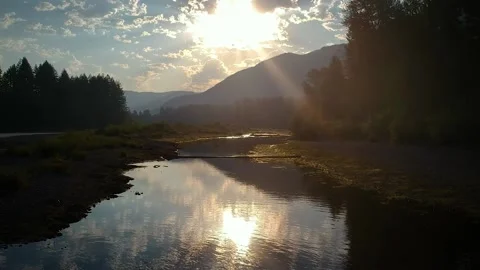 Drone - low over calm river - Dolly forward 库存影片 136551926