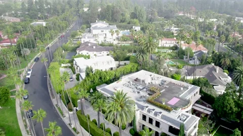 Drone Low View Over Beverly Hills Neighborhood  Luxury Mansion, Villa, Vídeo Stock 165380632