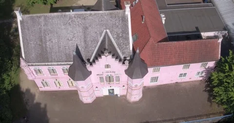 Drone lowering in front of a pink hotel 動画素材 85223391