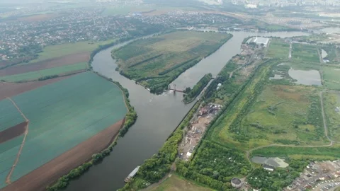 Drone lowering over river valley landscape Vidéo 326985917
