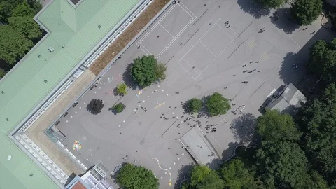 Drone Lowering Over School Yard Full of Kids Vídeos de archivo 87192399