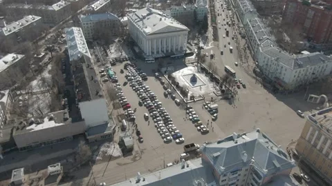 Drone lowering toward urban square with neoclassical hall Vidéo 320844603