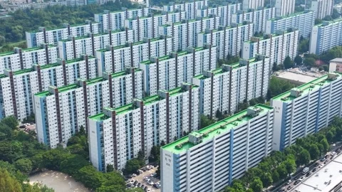 Drone at Mido Apartment in Daechi-dong, Gangnam-gu, Seoul, Korea.03 Vídeo Stock 250397280