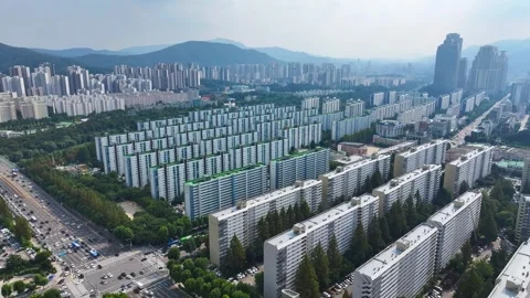 Drone at Mido Apartment in Daechi-dong, Gangnam-gu, Seoul, Korea.02 Vídeo Stock 250397283