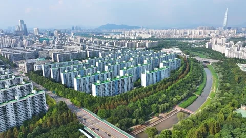 Drone at Mido Apartment in Daechi-dong, Gangnam-gu, Seoul, Korea.05 Vídeo Stock 250397285