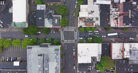 Drone movement down, while looking straight down, over North Aurora Street. Vídeo Stock 310191033