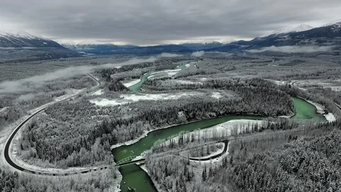 Drone moves from bridge through the river in a forest overlooking the mountain Vídeo Stock 119235854
