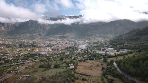 Drone moves left over Sóller valley and Tramuntana mountains Video stock 325175101