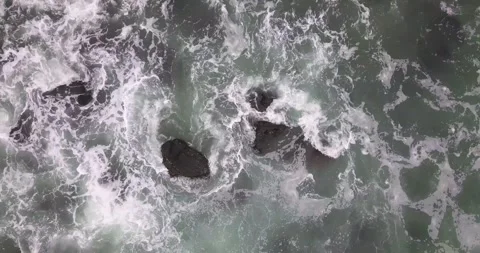 Drone moving away from ocean waves and colliding with rocks Vídeos de archivo 244774625