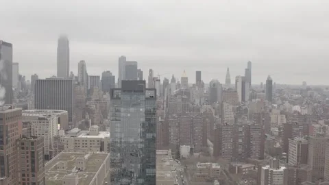 Drone moving down over a glass building in the Financial District of New York 库存影片 248167013