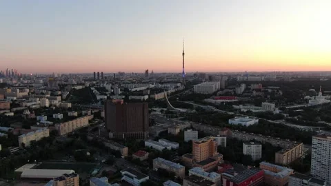 Drone moving forward above city toward Space Monument Vidéo 321434257