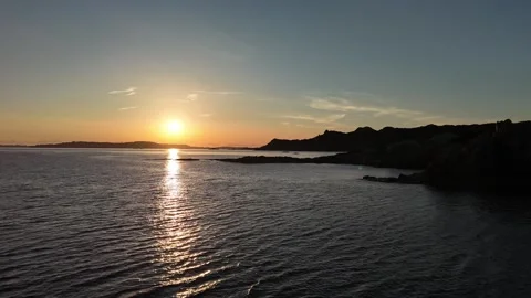 Drone Moving Forward at Dawn Over Transparent Turquoise Shoreline with G Vídeo Stock 332419204