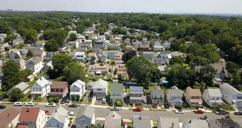 Drone moving left to right tilting up toward horizon over housing 스톡 동영상 112140236