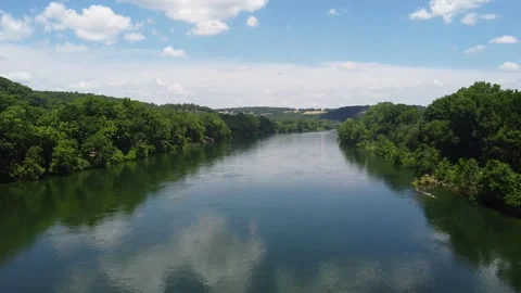 Drone moving up a Norfork waterway while rising up. Stockbeeldmateriaal 200981825