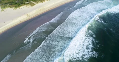 Drone moving over a beach in summer, at high tide the waves make foam. Aeri.. 스톡 동영상 294758810