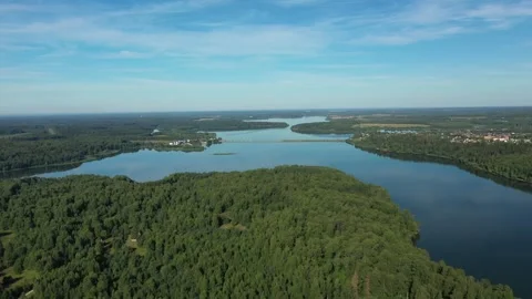 Drone moving over green forest and river Vidéo 320119921
