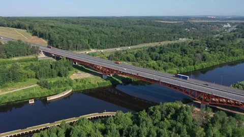 Drone moving upward beside elevated highway bridge Vidéo 321642318