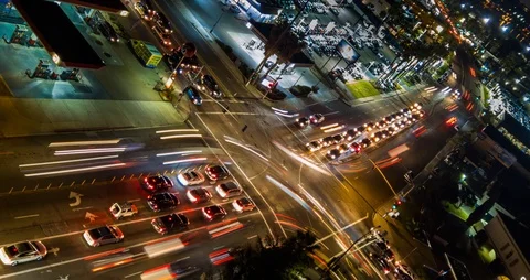 Drone night hyperlapse of busy intersection shown sideways 库存影片 86576467