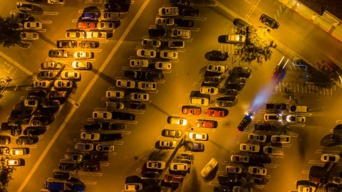 Drone night hyperlapse of busy parking lot at night as camera spins 库存影片 87903600