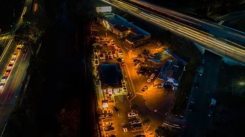 Drone night hyperlapse of cars lined up for fast food near a freeway 库存影片 86576650