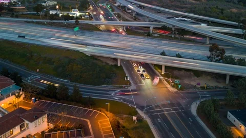Drone night hyperlapse of intersection of 2 California freeways with cam pullout 库存影片 86620228