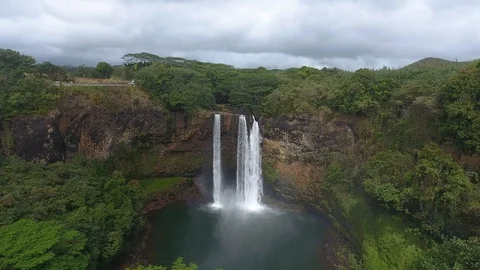 Drone operator pullaway in 4k in hawaii wayerfall Vídeos de archivo 105764658