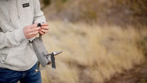 Drone operator puts propellers on drone 库存影片 209351315