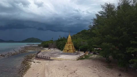 Drone Orbit Around Coastal Buddhist Pagoda Before Tropical Storm Vidéo 336429684