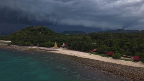 Drone Orbit Around Coastal Buddhist Pagoda Before Tropical Storm Vidéo 336429697