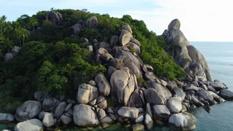 Drone Orbit Around Hin Tha Toh Rock Formation Koh Tao Thailand Vídeo Stock 331867319